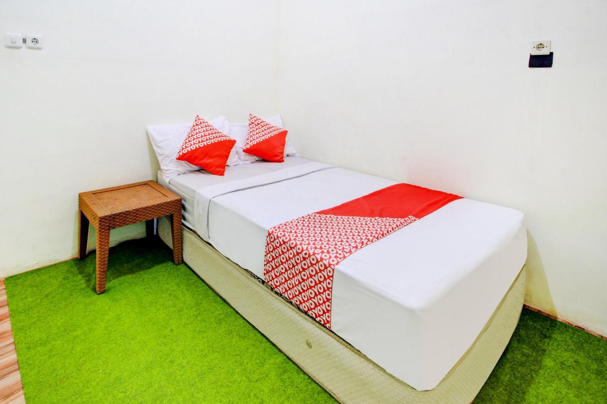 Oyo 90725 Zeevanna Guest House Syariah Кедірі Екстер'єр фото