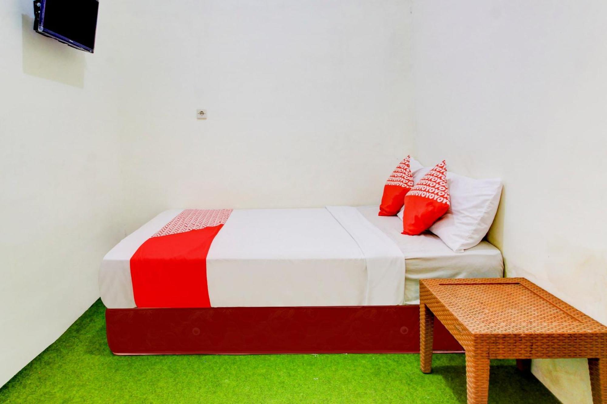 Oyo 90725 Zeevanna Guest House Syariah Кедірі Екстер'єр фото