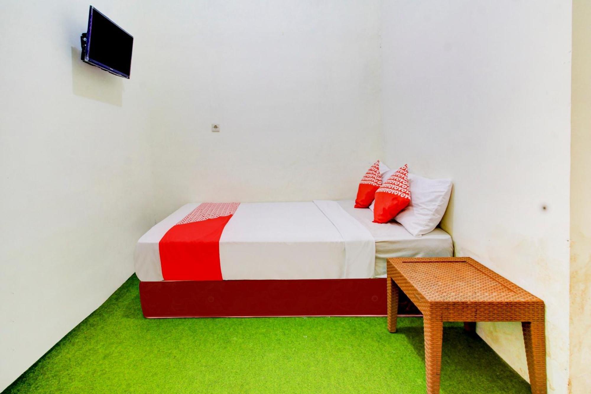 Oyo 90725 Zeevanna Guest House Syariah Кедірі Екстер'єр фото