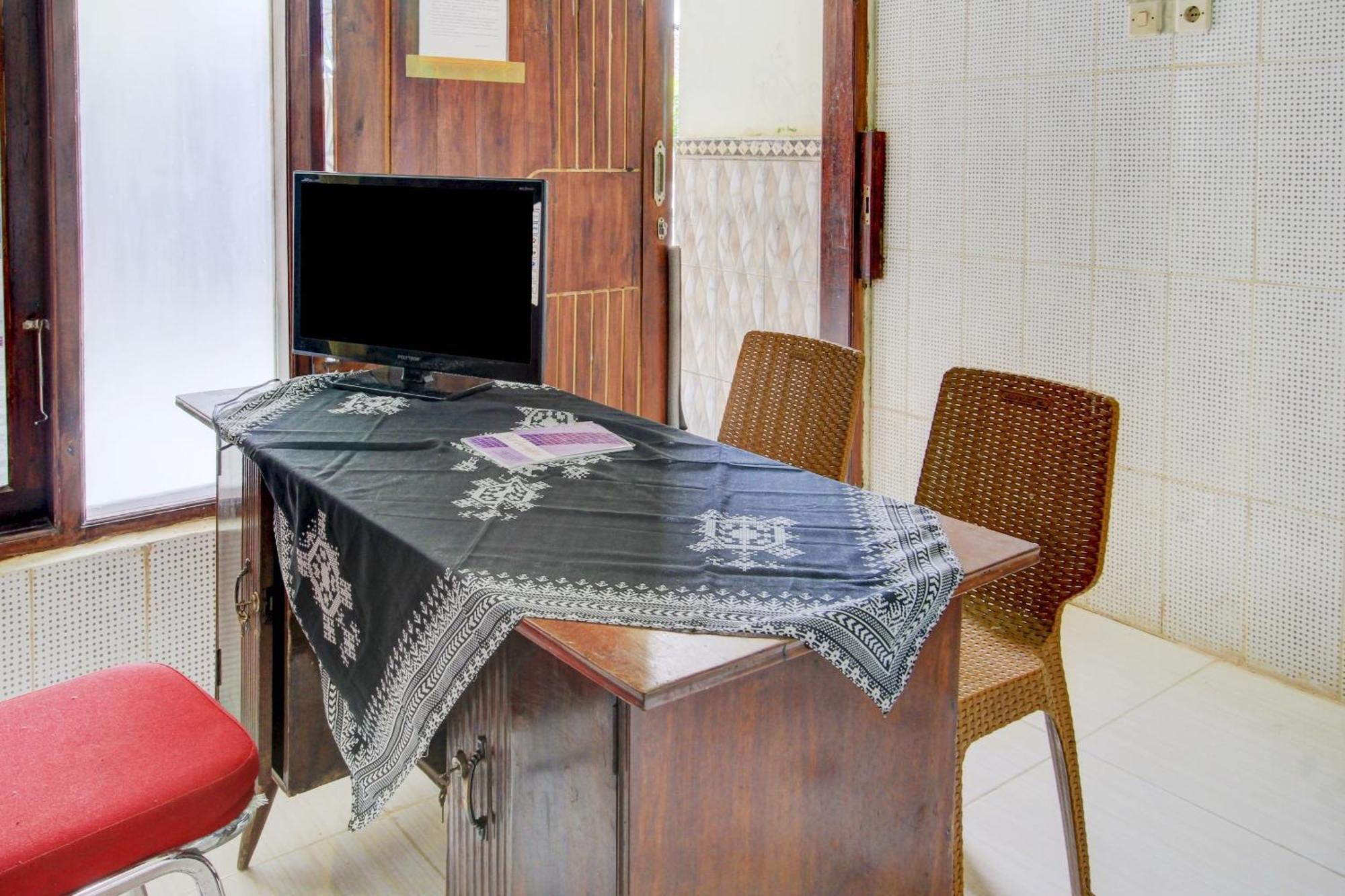 Oyo 90725 Zeevanna Guest House Syariah Кедірі Екстер'єр фото