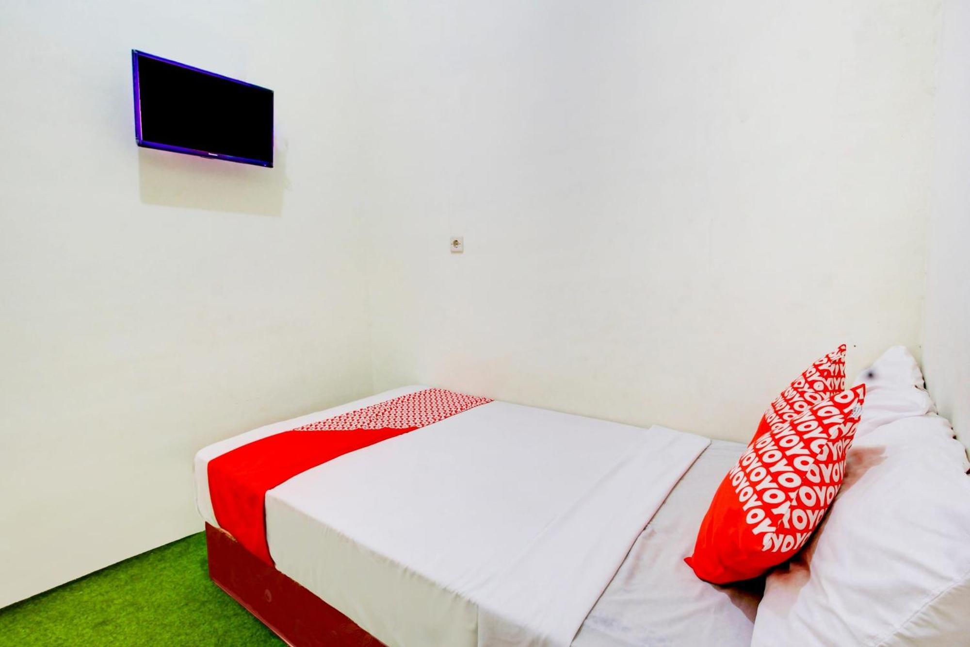 Oyo 90725 Zeevanna Guest House Syariah Кедірі Екстер'єр фото
