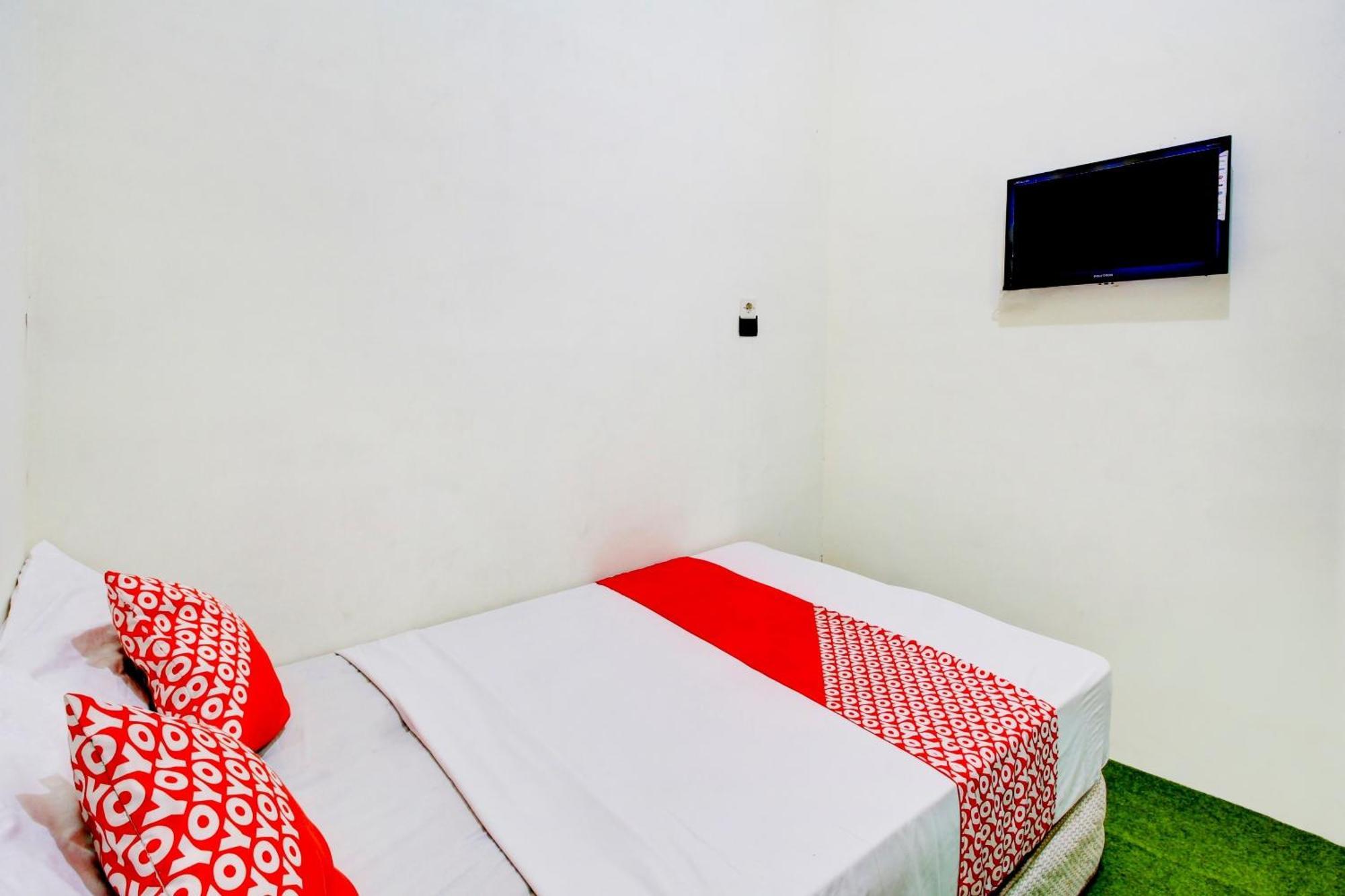 Oyo 90725 Zeevanna Guest House Syariah Кедірі Екстер'єр фото