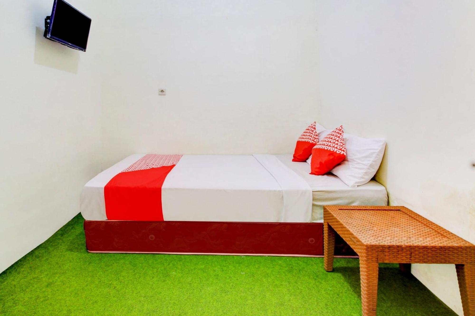 Oyo 90725 Zeevanna Guest House Syariah Кедірі Екстер'єр фото