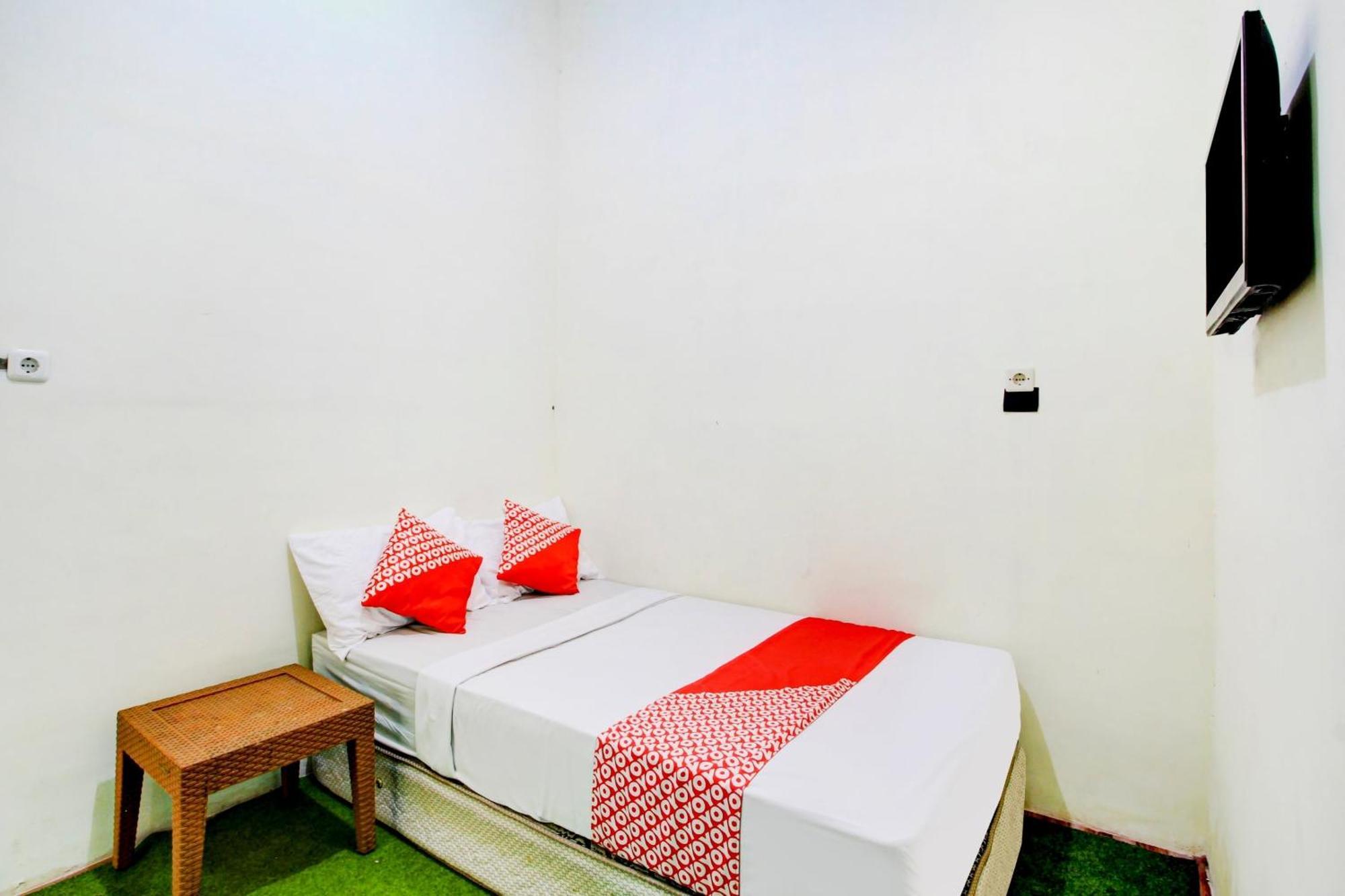 Oyo 90725 Zeevanna Guest House Syariah Кедірі Екстер'єр фото
