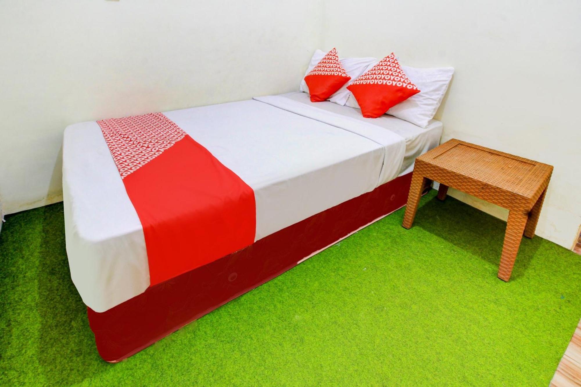 Oyo 90725 Zeevanna Guest House Syariah Кедірі Екстер'єр фото
