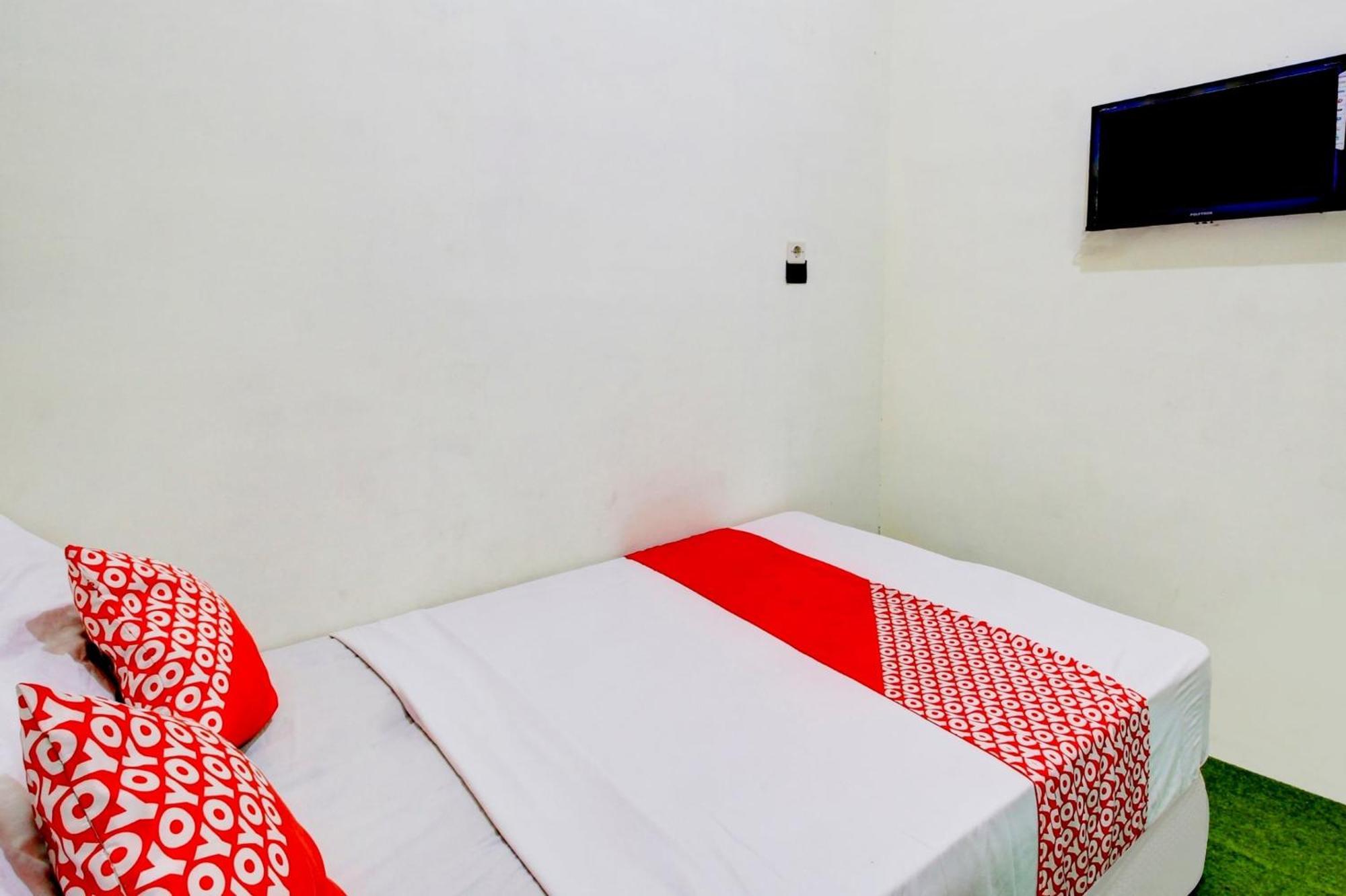 Oyo 90725 Zeevanna Guest House Syariah Кедірі Екстер'єр фото