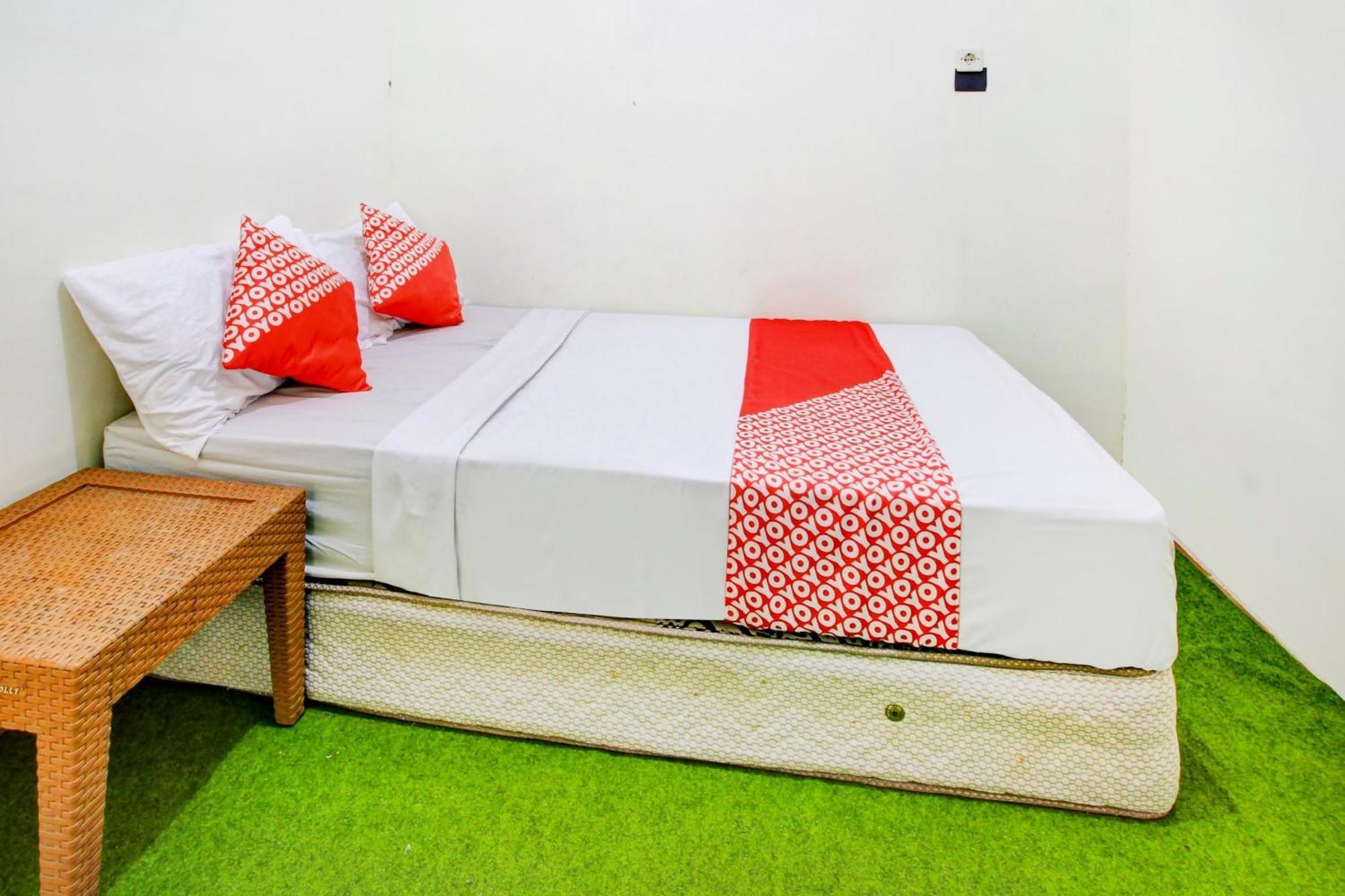Oyo 90725 Zeevanna Guest House Syariah Кедірі Екстер'єр фото